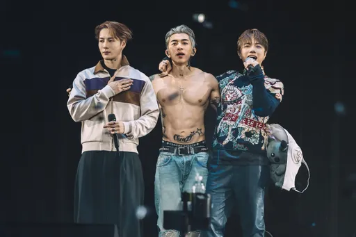 香港男神澳門首開唱半裸展肌情　嘉賓王嘉爾收女性內衣愣到傻