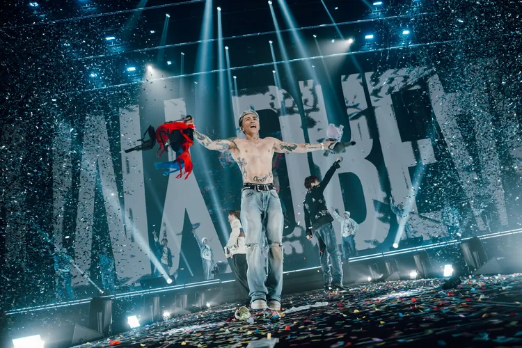 Tyson Yoshi裸上身大秀精壯好身材。Just Kidding Limited 提供