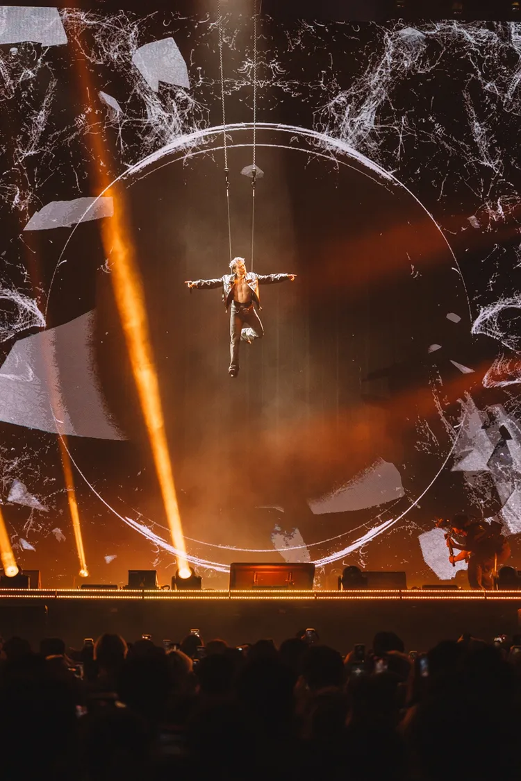 Tyson Yoshi吊鋼絲高空開唱。Just Kidding Limited 提供