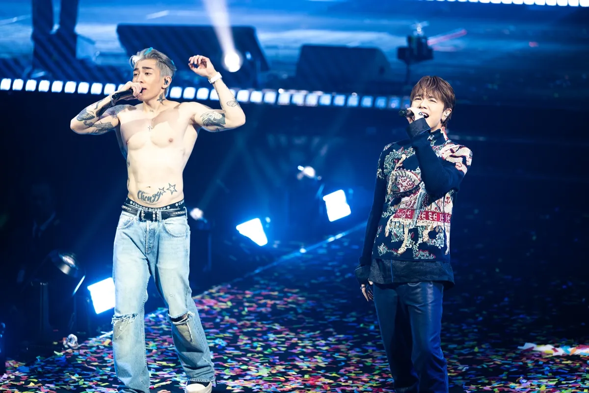 Tyson Yoshi（左）合體張敬軒飆唱《By My Side》。Just Kidding Limited 提供