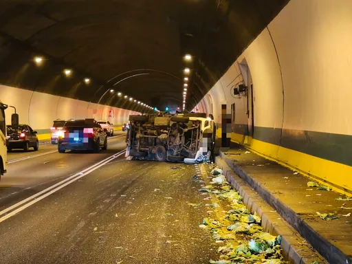 國3南27.7K新店隧道車禍　小貨車自撞路肩翻覆1人傷