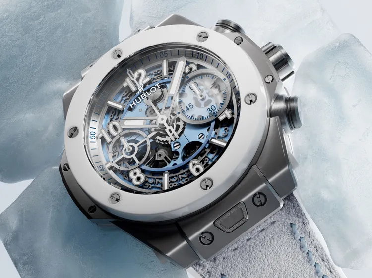 HUBLOT Big Bang Unico Winter冬季鈦金陶瓷計時碼錶，42mm，微噴砂鈦金屬錶殼搭配霧白色陶瓷錶圈，鏤空錶盤，小牛皮內襯白色橡膠錶帶（附白色與藍色各一），HUB1280自製飛返計時導柱輪自動上鍊機芯，動力儲存72小時，防水深度100米，限量200只，81萬7000元。品牌提供