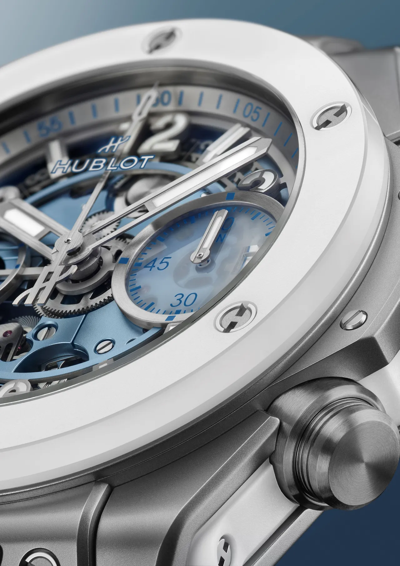 HUBLOT Big Bang Unico Winter冬季鈦金陶瓷計時碼錶，42mm，微噴砂鈦金屬錶殼搭配霧白色陶瓷錶圈，鏤空錶盤，小牛皮內襯白色橡膠錶帶（附白色與藍色各一），HUB1280自製飛返計時導柱輪自動上鍊機芯，動力儲存72小時，防水深度100米，限量200只，81萬7000元。品牌提供