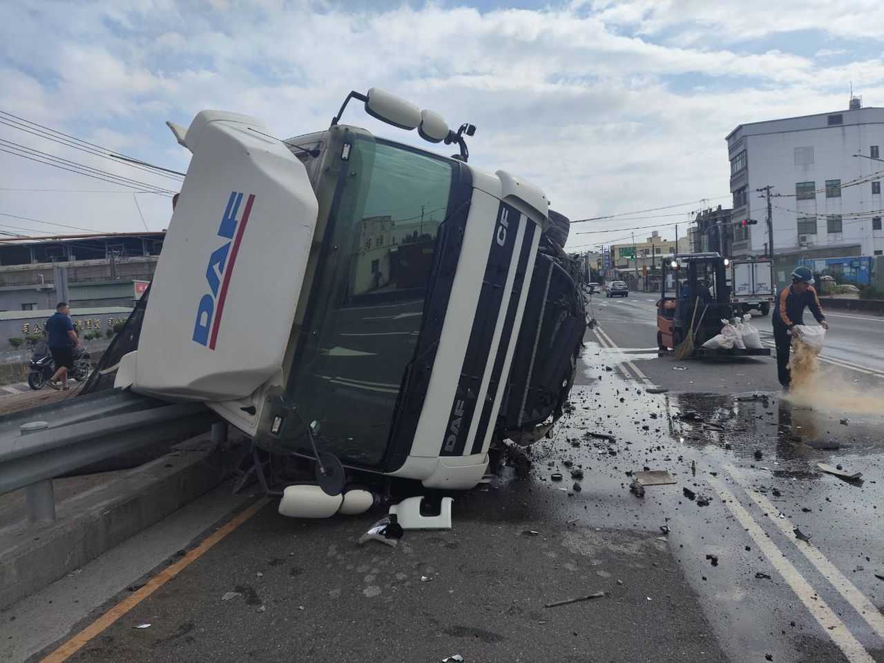 翻車片|砂石車疑爆胎雙園大橋前翻覆 土石灑一地堵路
