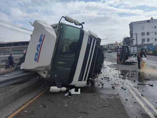 翻车片｜砂石车疑爆胎双园大桥前翻覆　土石洒一地堵路