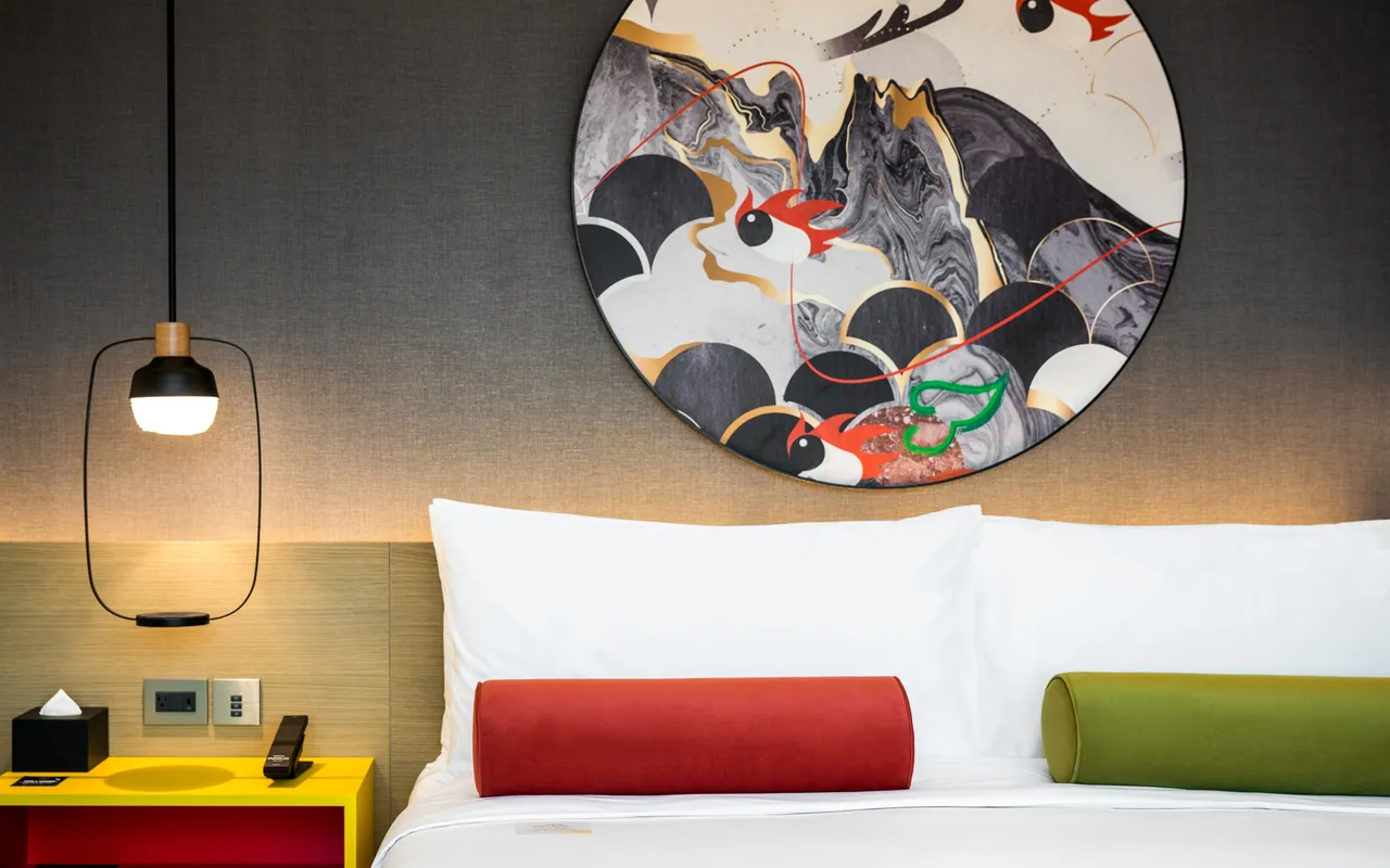 酒店149間客房承襲品牌重視在地設計語彙，以大直磚窯歷史與端陽龍舟文化為靈感，轉化為兼具故事性與美感的空間語言。業者提供