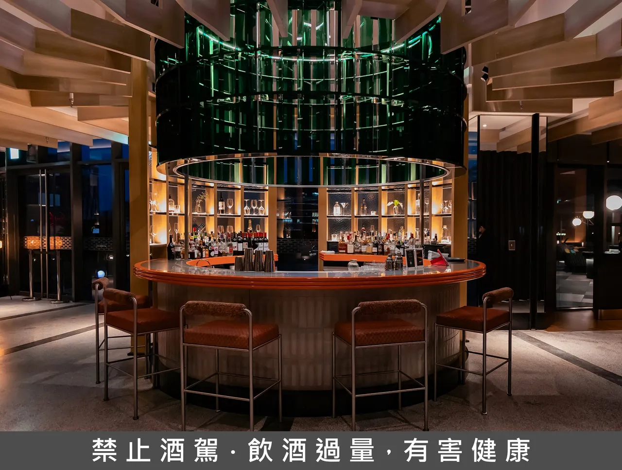酒店4樓酒吧 「BAR DI」，獨特吧台造型設計透過光線營造閃亮如翡翠般晶瑩透亮的燈光效果，營造出官邸華貴氣韵與不容忽視的磅礴氣勢。業者提供