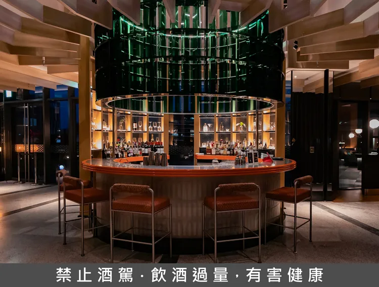 酒店4樓酒吧 「BAR DI」，獨特吧台造型設計透過光線營造閃亮如翡翠般晶瑩透亮的燈光效果，營造出官邸華貴氣韵與不容忽視的磅礴氣勢。業者提供