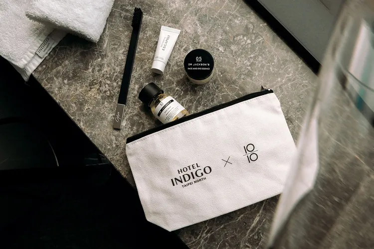 酒店與1010 APOTHECARY 聯名旅行組過夜包內含精選三大國際保養品牌選品。業者提供