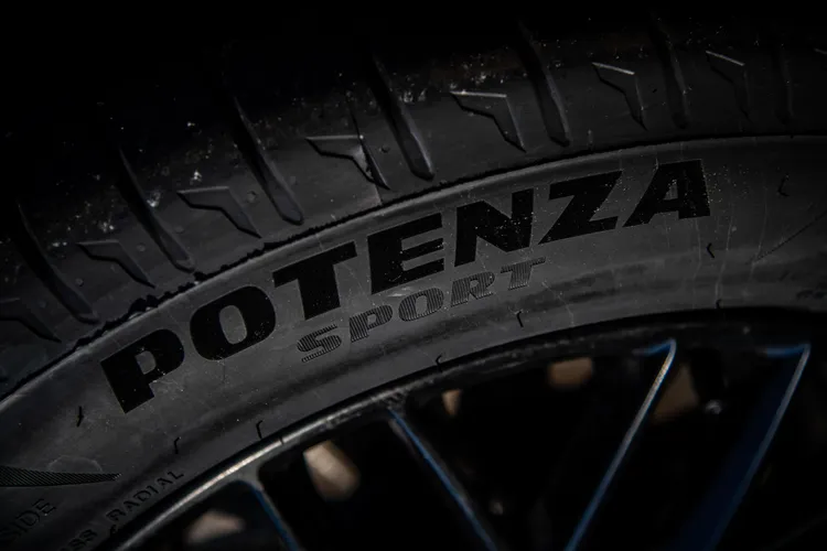 POTENZA SPORT兼具高速穩定性與乾濕地操控表現，獲多款高階性能車型指定為原廠配胎。普利司通輪胎提供