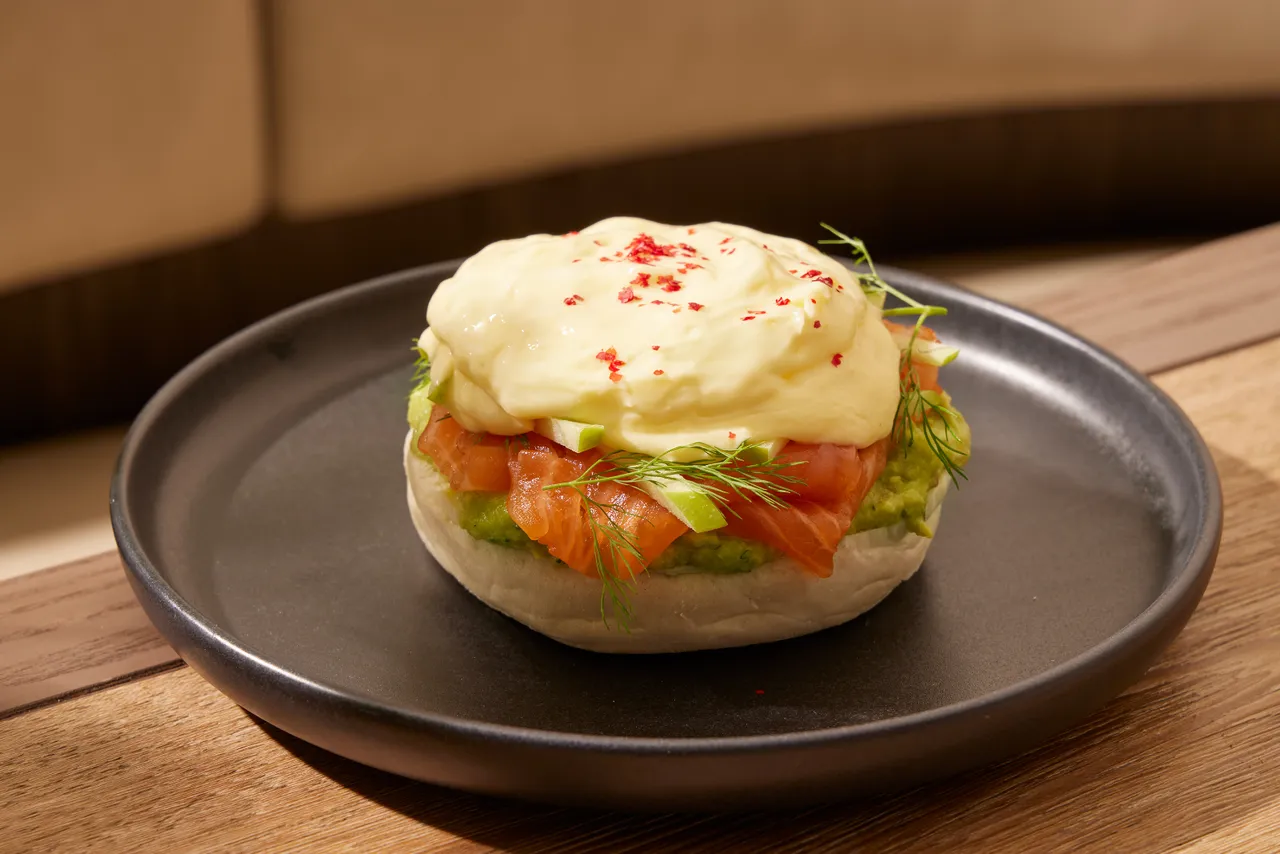 TIPSY Sparrow 假日早午餐「煙燻鮭魚・炸蝦滿福堡」以酪梨醬為底，搭配煙燻鮭魚與酥炸鮮蝦排，清爽飽足，如海風拂面開啟美好早晨。台北寒舍艾美酒店提供