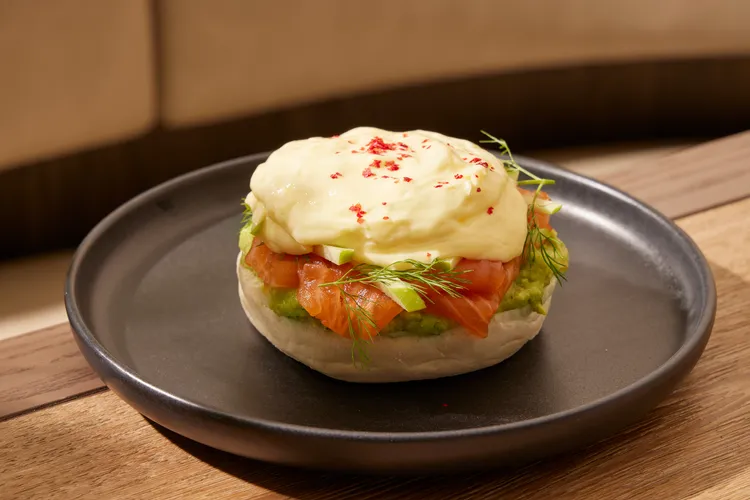 TIPSY Sparrow 假日早午餐「煙燻鮭魚・炸蝦滿福堡」以酪梨醬為底，搭配煙燻鮭魚與酥炸鮮蝦排，清爽飽足，如海風拂面開啟美好早晨。台北寒舍艾美酒店提供
