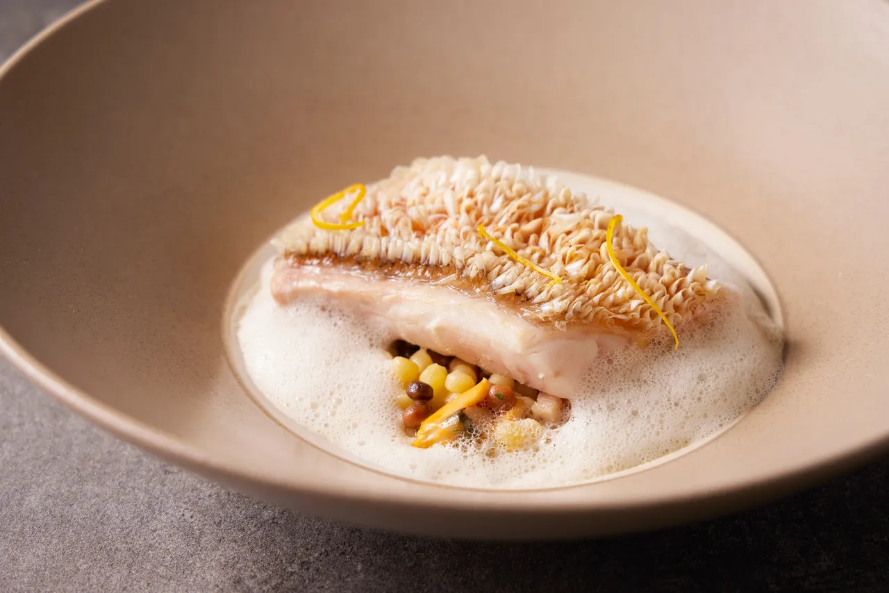 TIPSY Sparrow 晚間新菜「時令魚・煙燻淡菜珍珠麵・黃酒醬汁」以當令鮮魚展現純淨海味，搭配煙燻淡菜與蔬菜燉煮的珍珠麵，佐蝦蟹高湯與黃酒收尾，酒香細緻迷人。台北寒舍艾美酒店提供