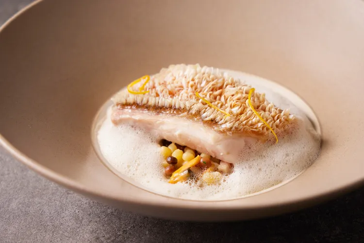 TIPSY Sparrow 晚間新菜「時令魚・煙燻淡菜珍珠麵・黃酒醬汁」以當令鮮魚展現純淨海味，搭配煙燻淡菜與蔬菜燉煮的珍珠麵，佐蝦蟹高湯與黃酒收尾，酒香細緻迷人。台北寒舍艾美酒店提供