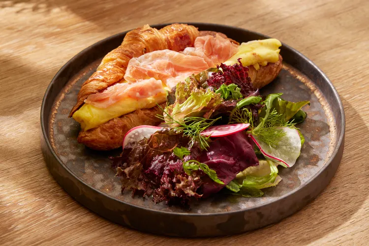 TIPSY Sparrow 假日早午餐「帕瑪火腿蛋可頌」帕瑪火腿搭配酥脆可頌與柔滑炒蛋，奶香濃郁。台北寒舍艾美酒店提供