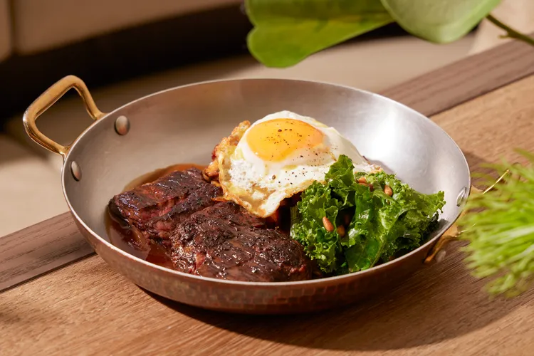 TIPSY Sparrow 假日早午餐「牛排、薯仔蛋」經典美式的牛排搭配半流心太陽蛋，亦可加價600元升級為香嫩菲力，滿足各種肉食慾望。台北寒舍艾美酒店提供