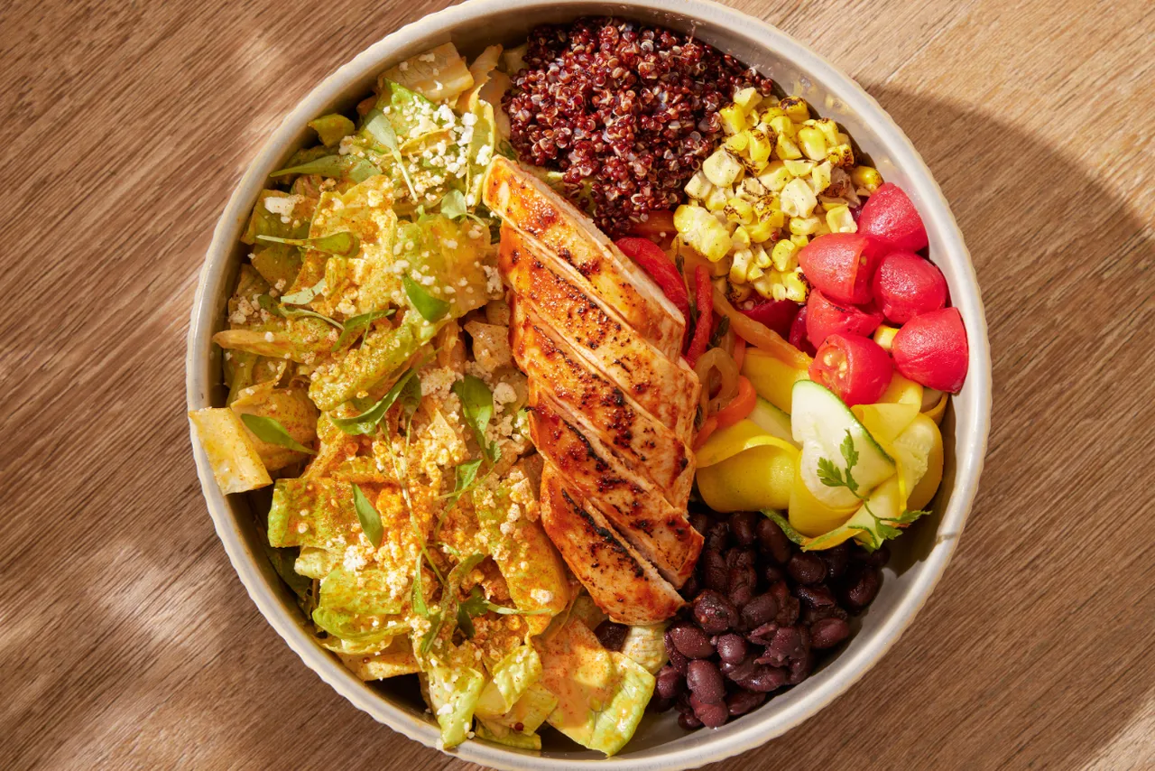 TIPSY Sparrow 假日早午餐「墨西哥辣雞肉沙拉」炭烤煙燻辣雞胸搭配紅藜麥與綜合蔬菜，佐油醋香草，香辣清爽。台北寒舍艾美酒店提供