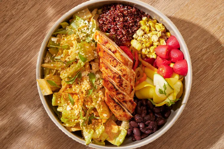 TIPSY Sparrow 假日早午餐「墨西哥辣雞肉沙拉」炭烤煙燻辣雞胸搭配紅藜麥與綜合蔬菜，佐油醋香草，香辣清爽。台北寒舍艾美酒店提供