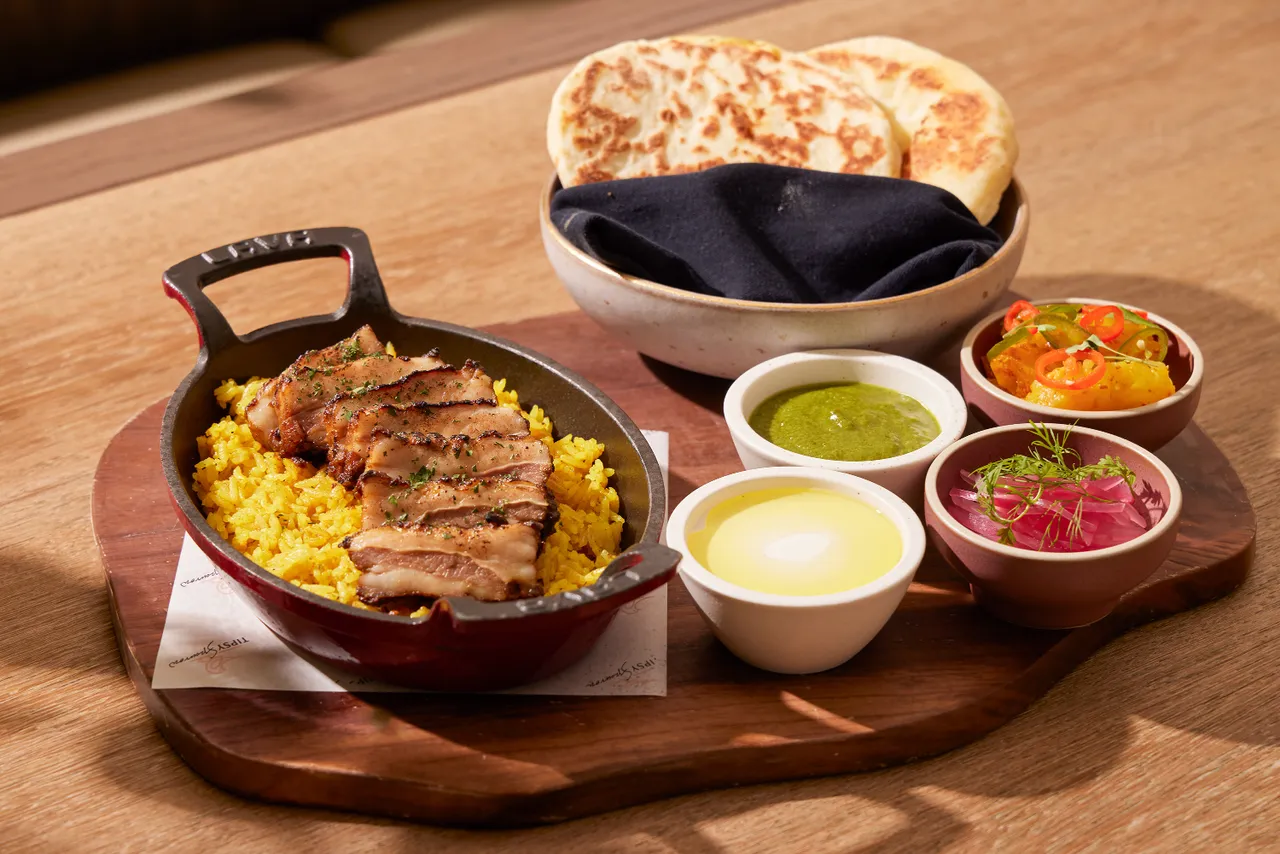 TIPSY Sparrow 假日早午餐「印度坦都里烤羊、薑黃飯」香料烤羊外香內嫩，佐金黃薑黃飯，風味濃郁。台北寒舍艾美酒店提供