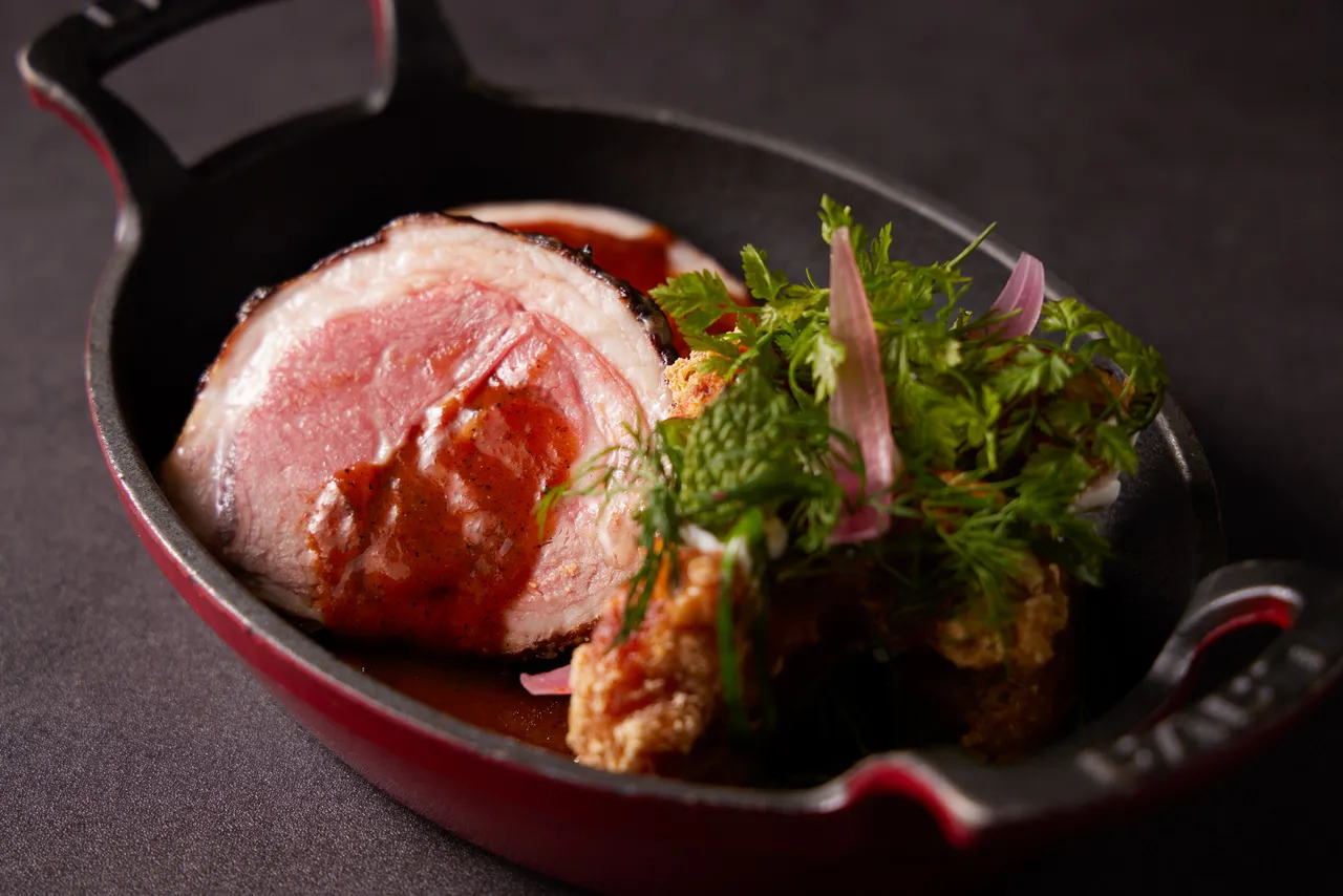 TIPSY Sparrow 晚間新菜「BBQ 羊鞍・紅咖哩蜜南瓜・煙燻辣醬」香草檸檬醃製捲烤羊鞍，搭配紅咖哩蜜南瓜與芝麻醬，濃郁不膩。台北寒舍艾美酒店提供