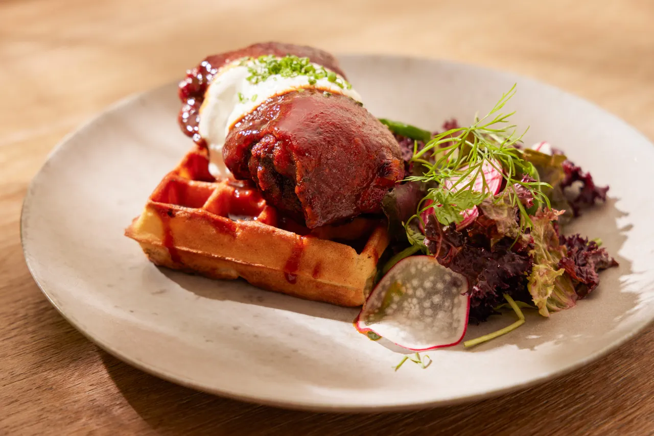 TIPSY Sparrow 假日早午餐「KFC 炸雞鬆餅」韓式香料炸雞翅裹水牛城辣醬，搭配鬆餅楓糖，鹹甜交織。台北寒舍艾美酒店提供