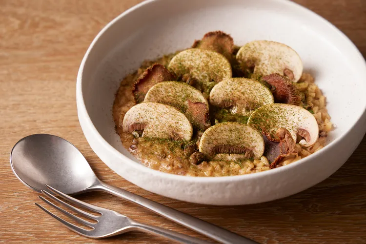 TIPSY Sparrow 晚間新菜「野菇燉飯・菲達起司・海藻奶油」野菇鮮香濃郁，海藻奶油與雙起司提味，口感更豐富。台北寒舍艾美酒店提供