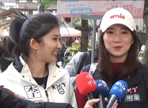 李明璇攜漂亮胞妹虎林市場掃街拜票　首度展另類「拜票絕技」