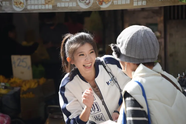 國民黨前發言人李明璇，到傳統市場掃街拜票。李明璇團隊提供