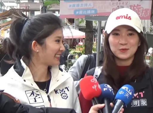 李明璇攜漂亮胞妹虎林市場掃街拜票　首度展另類「拜票絕技」
