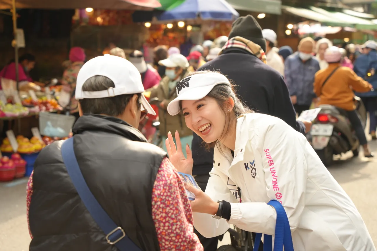 國民黨前發言人李明璇，到傳統市場掃街拜票。李明璇團隊提供