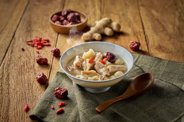 記憶中最熟悉的「四神湯」，以細緻藥材香氣成為冬季必喝補湯。台北福華大飯店提供