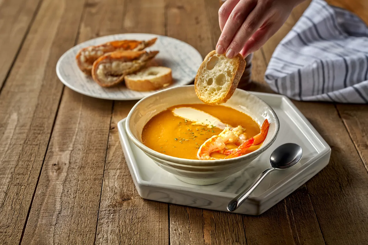 品尝经典异国汤品「法式龙虾浓汤」，一入口便充满大海鲜味。台北福华大饭店提供