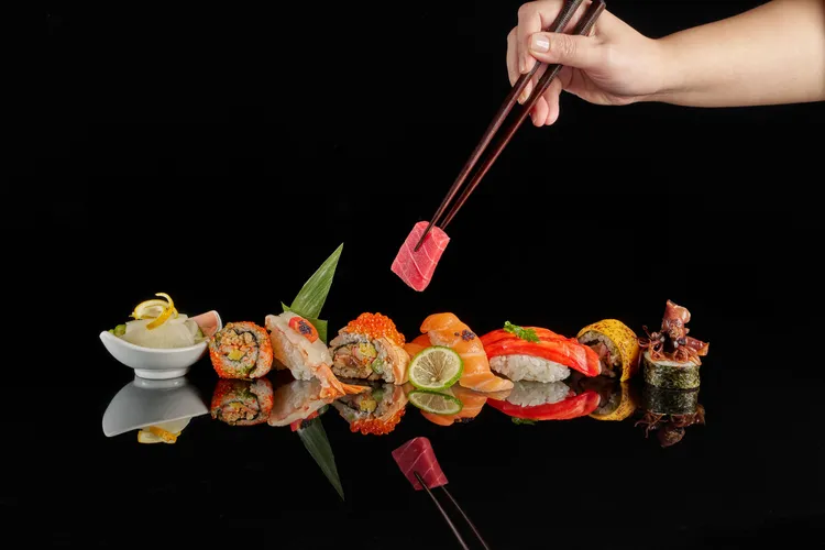 彩虹座的壽司區用料精緻、品項豐富，包括繽紛的花壽司、現做手卷與炙燒握壽司等，備受顧客喜愛。台北福華大飯店提供