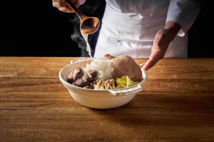 日本冬令鍋物「紅玉雞雪見鍋」以白蘿蔔泥增添湯頭甘甜，更嚴選日月潭紅玉雞讓美味加分。台北福華大飯店提供