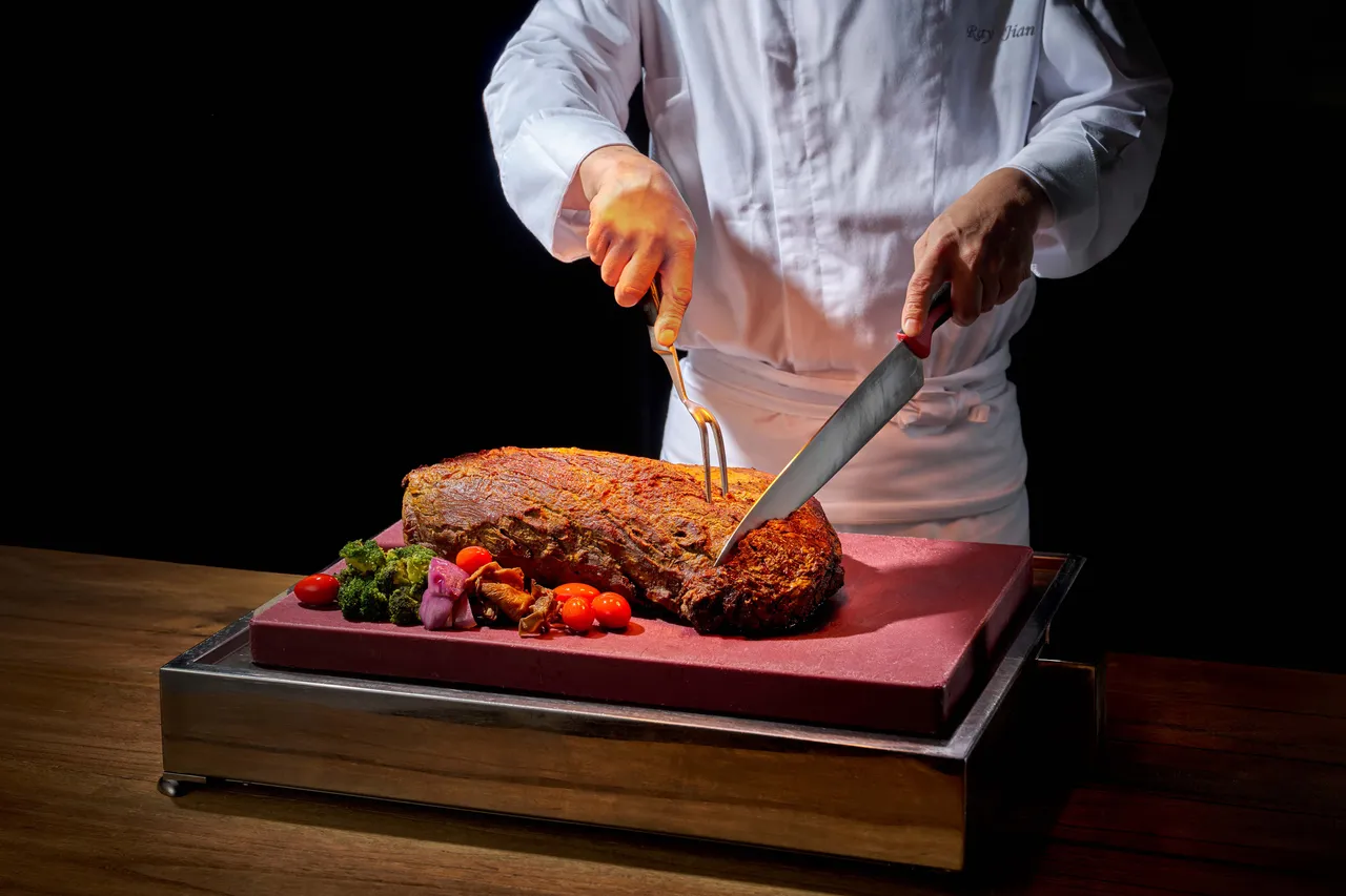 品尝暖汤之余，肉食控也别错过富有肉汁的现切「炉烤美国肋眼牛排」。台北福华大饭店提供