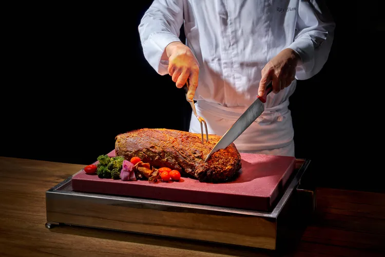 品嘗暖湯之餘，肉食控也別錯過富有肉汁的現切「爐烤美國肋眼牛排」。台北福華大飯店提供
