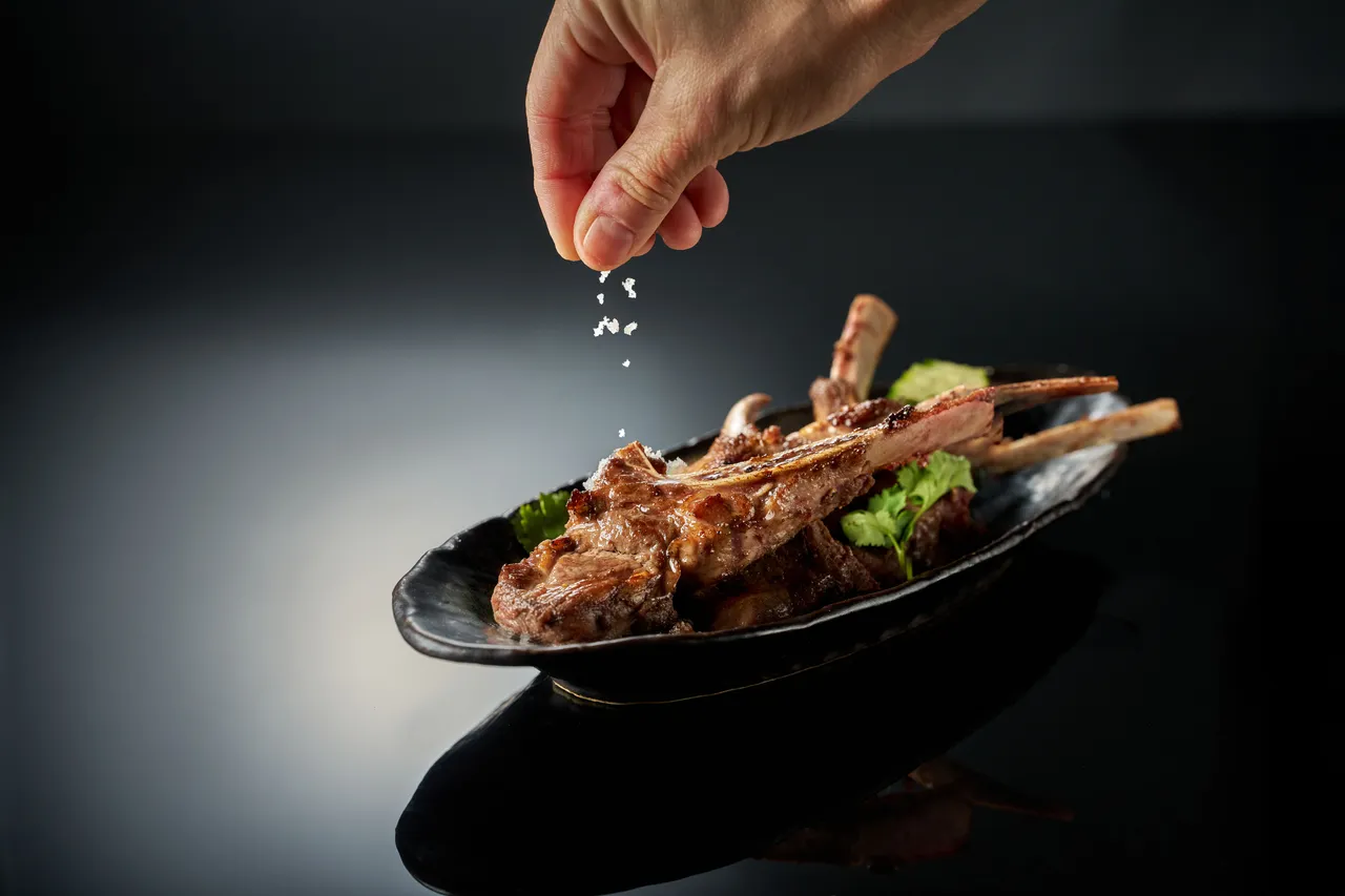 现煎台讲究食材温度，弹性与嫩度适中的羊排只要加一点点盐就很美味。台北福华大饭店提供
