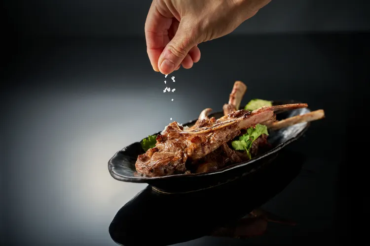 現煎檯講究食材溫度，彈性與嫩度適中的羊排只要加一點點鹽就很美味。台北福華大飯店提供