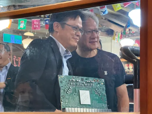 這個簽名不簡單！「他」首赴兆元宴讓黃仁勳親簽AI基板　同框照曝光