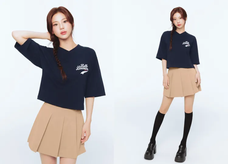 RUKA以海軍藍上衣搭配卡其色百褶裙穿出學院感。品牌提供