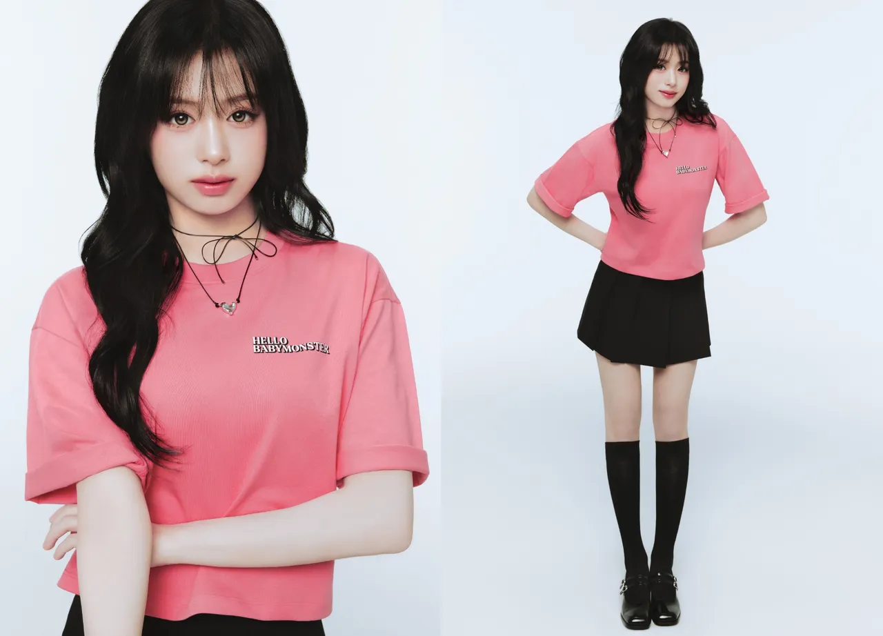 AHYEON換上粉色UT搭配黑百褶裙相當俏麗。品牌提供