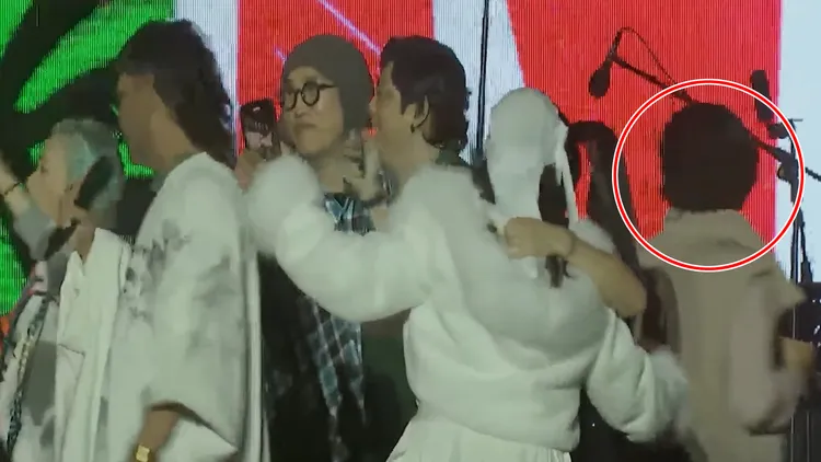 大家還在狂歡時，饒慶鈴（紅圈處）悄然轉身離去。翻攝自YouTube