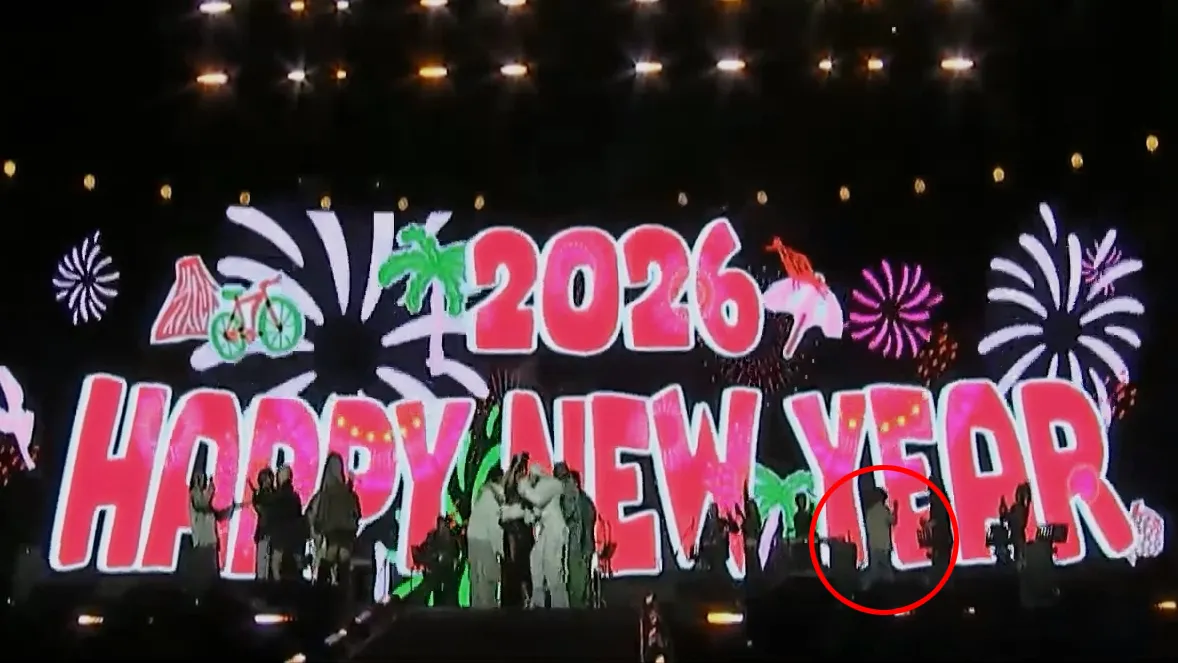 饒慶鈴（紅圈處）小跑步下台前與樂隊示意。翻攝自YouTube