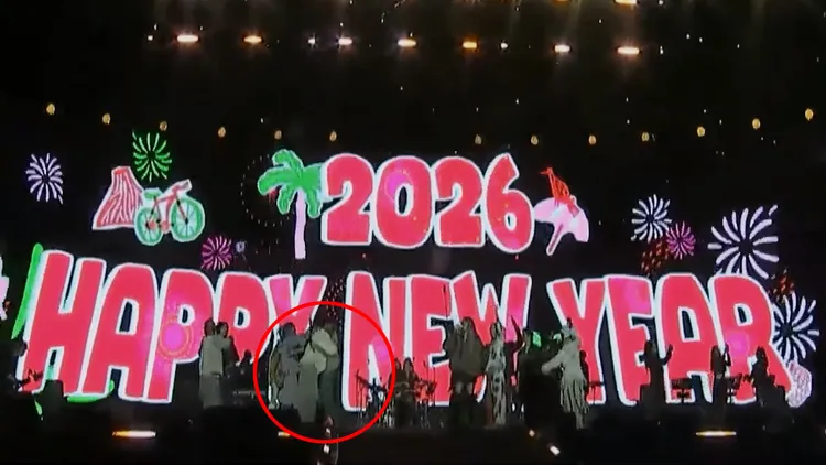 饒慶鈴（紅圈處）擁抱慶祝新年到來。翻攝自YouTube