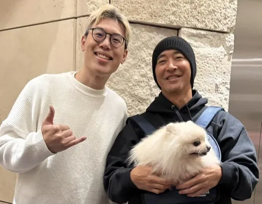 51歲黃立行揹著可愛博美狗被捕獲！反差超大原因很有愛