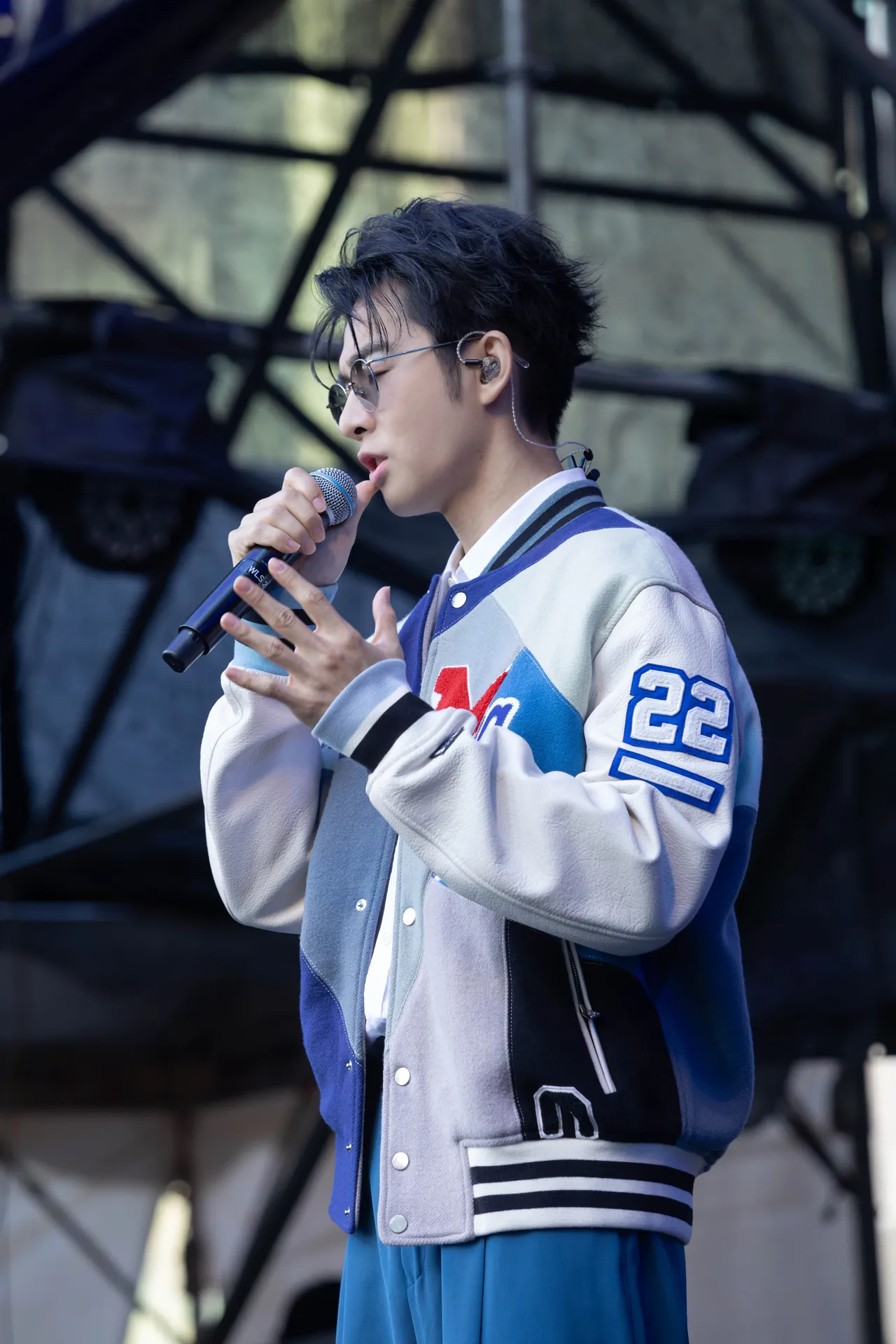 萧子墨生日献礼新歌《调频》。植光土壤音创提供