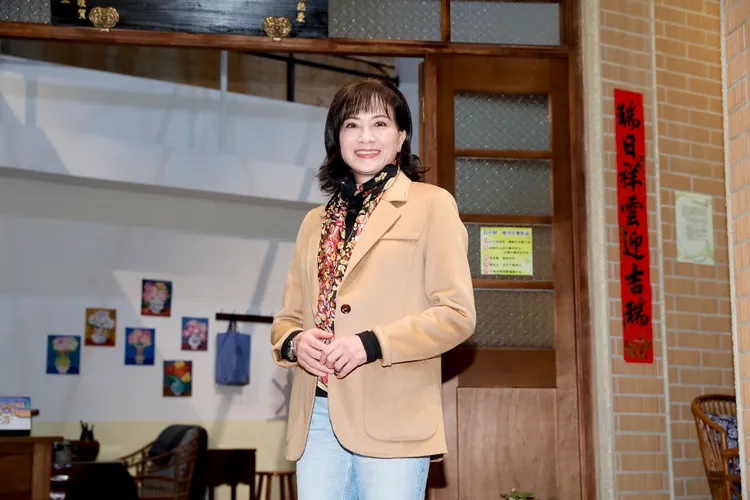 柯素雲演阿嬤，但私下裝扮非常年輕。攝影中心攝