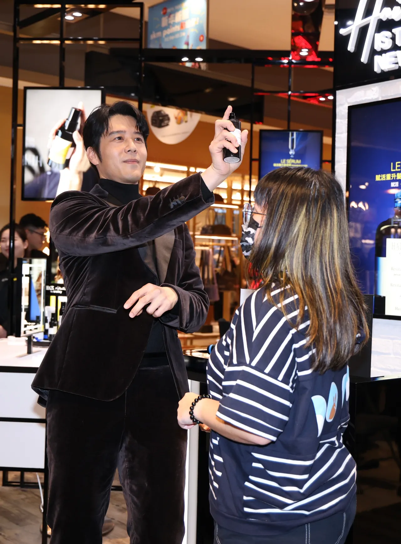 胡宇威與粉絲互動。彭欣偉攝
