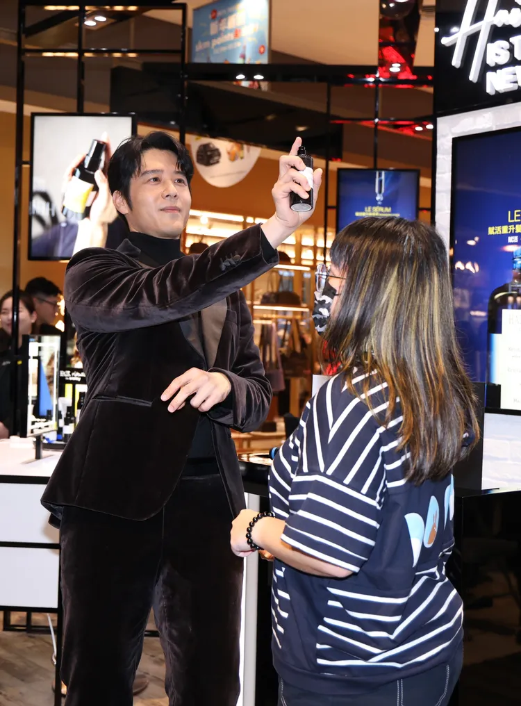 胡宇威與粉絲互動。彭欣偉攝