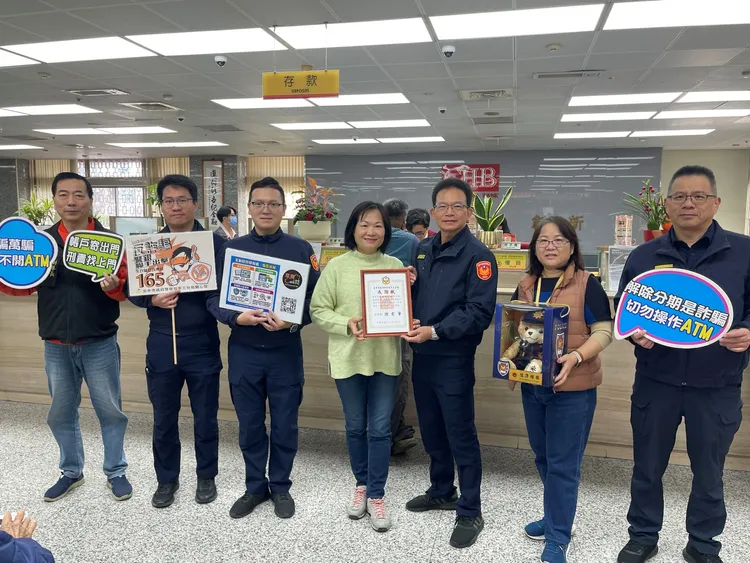 台中第三警分局長謝有筆親頒感謝狀到防詐有成效的金融機構。翻攝畫面